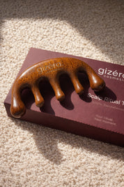 Gizera Cosmetics Scalp Ritual Tool aus Sandelholz